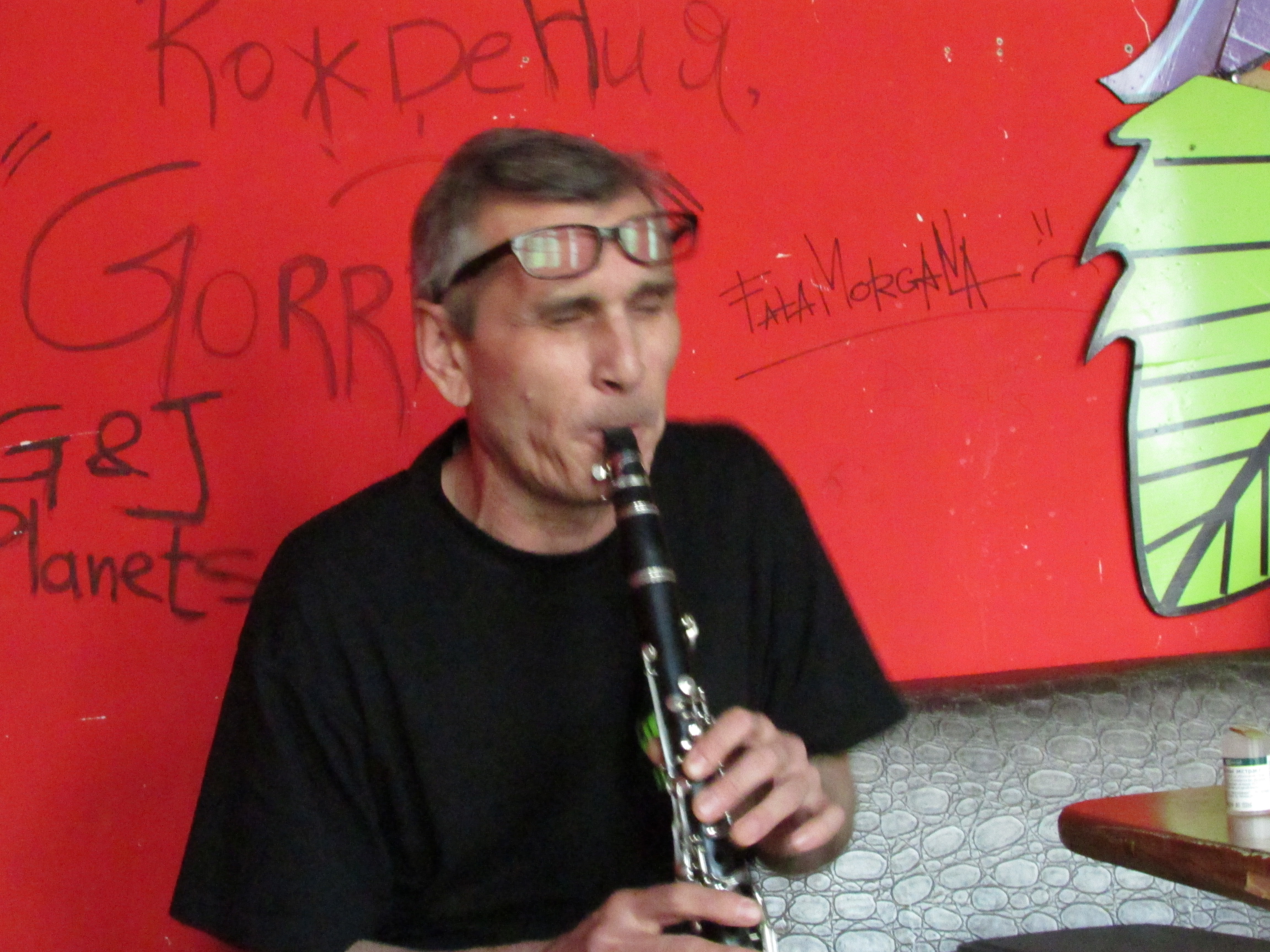 Равиль Азизов играет на кларнете. Фото 2015-07-05-21.04.06
