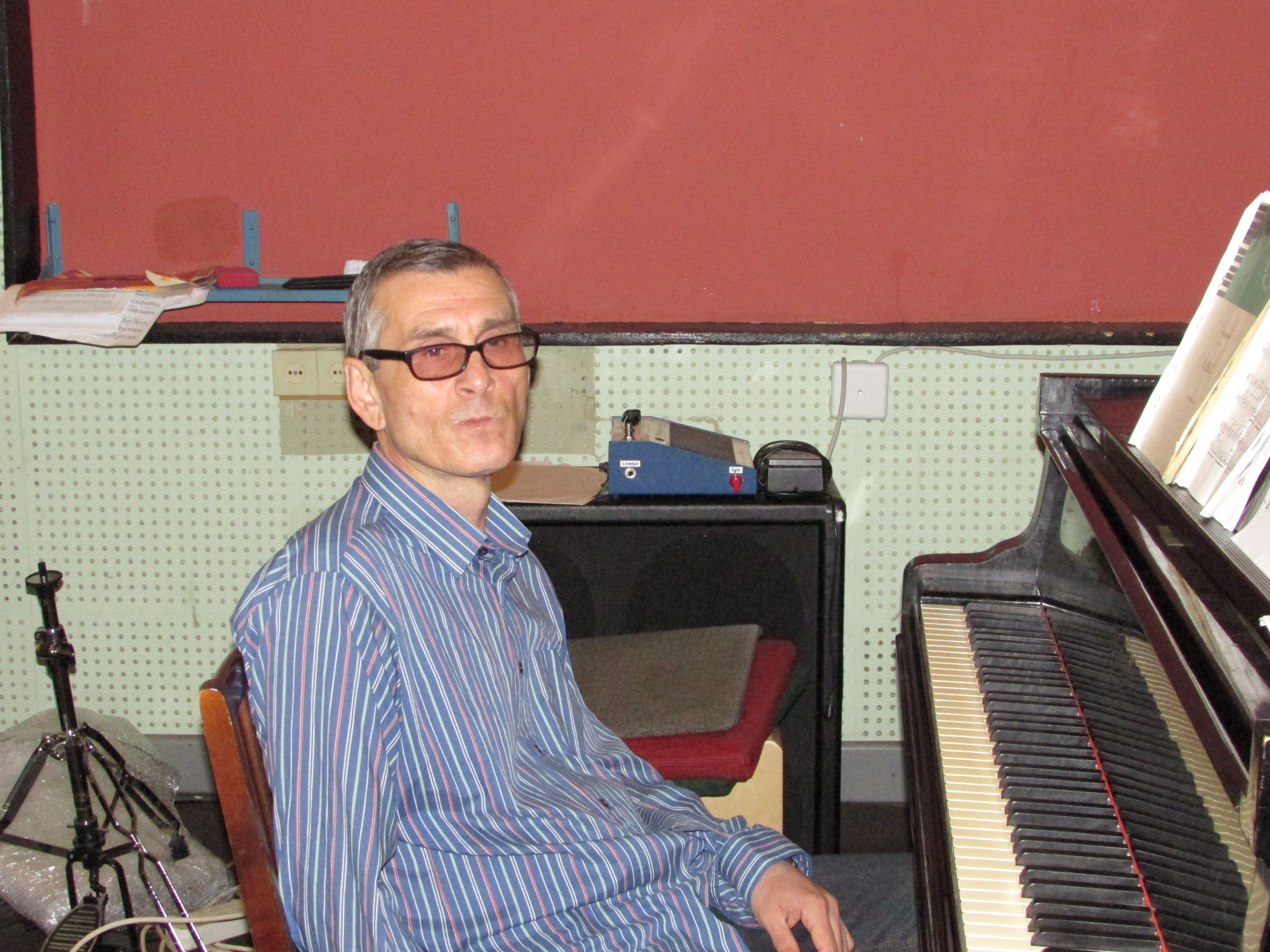 Равиль Азизов у рояля. Фото 2015-07-25-12.41.16