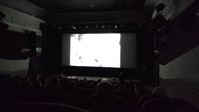 Фото из зала кинотеатра Иллюзион во время фестиваля архивного кино. Слева перед экраном С. Летов, справа Е. Вороновский