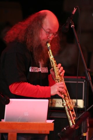 Фестиваль джазовой музыки Тонг-джаз. Фото. Сергей Летов (сопрано-саксофон, Macintosh iBook)