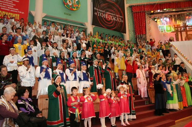 Якутские школьники с хомузами 