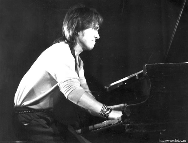 Сергей Курехин за роялем